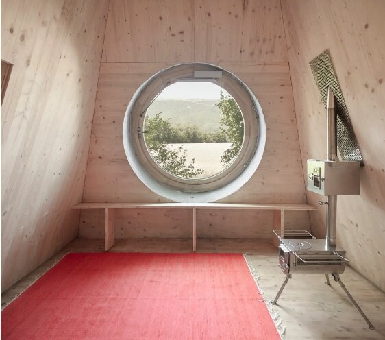 نگاهی به کابین کوچک جنگلی در طبیعت فرانسه | «ترز» با الهام از یک رمان ادبی ساخته شده است