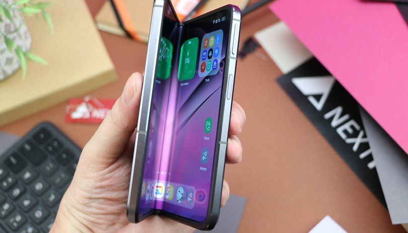 نمایشگر گوشی تاشوی جدید سامسونگ ۳۶۰ درجه میچرخد | لولایی جادویی به شکل قطره آب