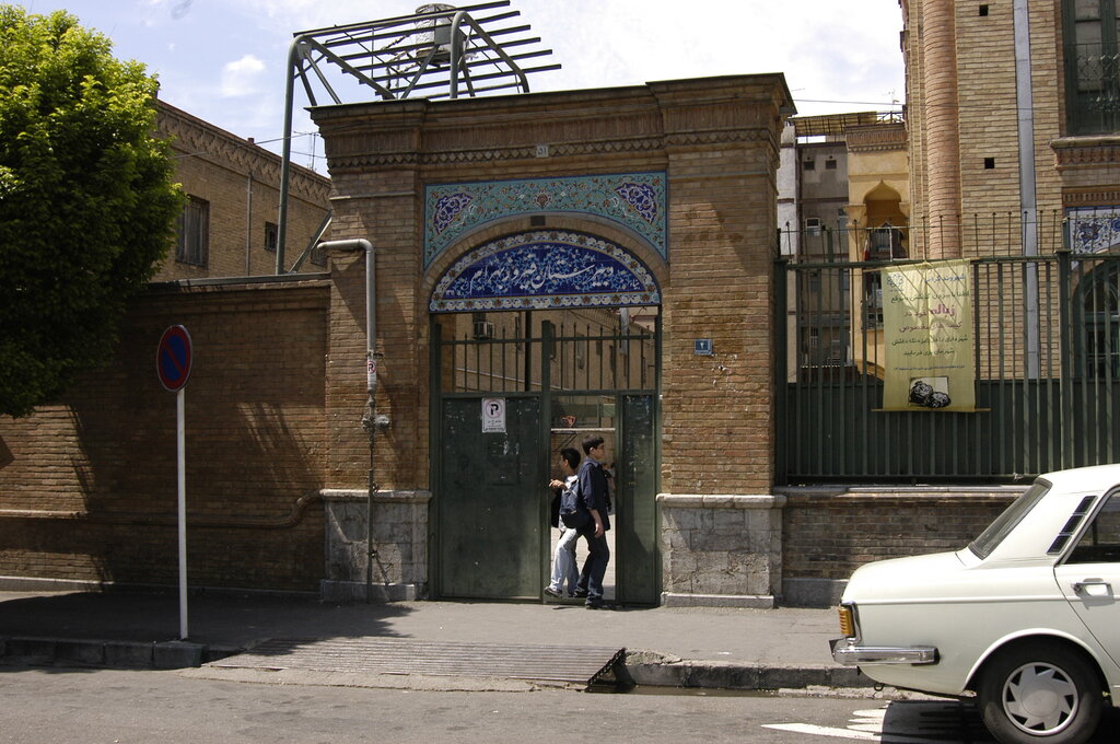 این دبیرستان معروف یادگار دو پدر است برای دو پسر کشتهشده