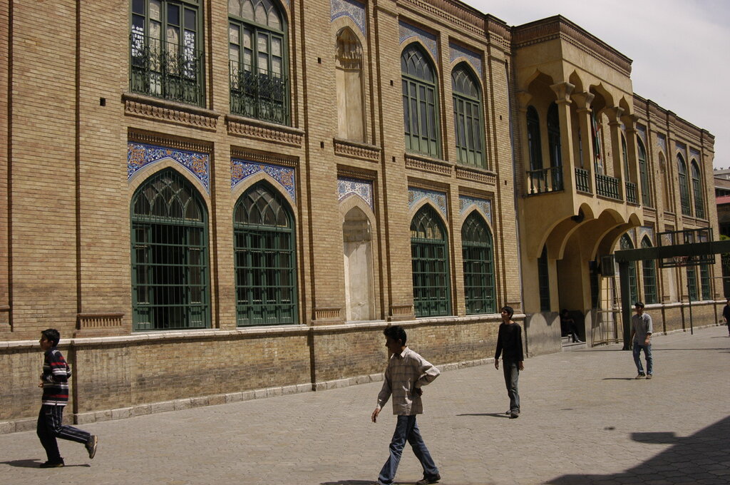 این دبیرستان معروف یادگار دو پدر است برای دو پسر کشتهشده