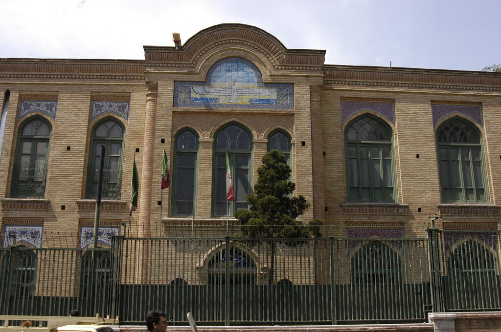 این دبیرستان معروف یادگار دو پدر است برای دو پسر کشتهشده