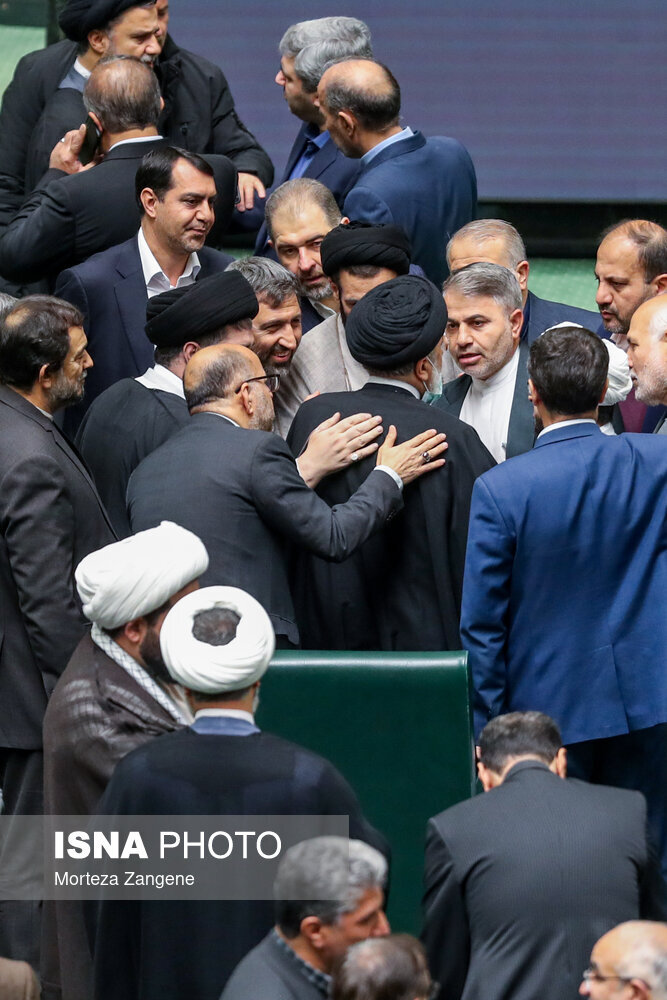 تصاویر | دستان نمایندگان مردم روی شانههای رئیس جمهور