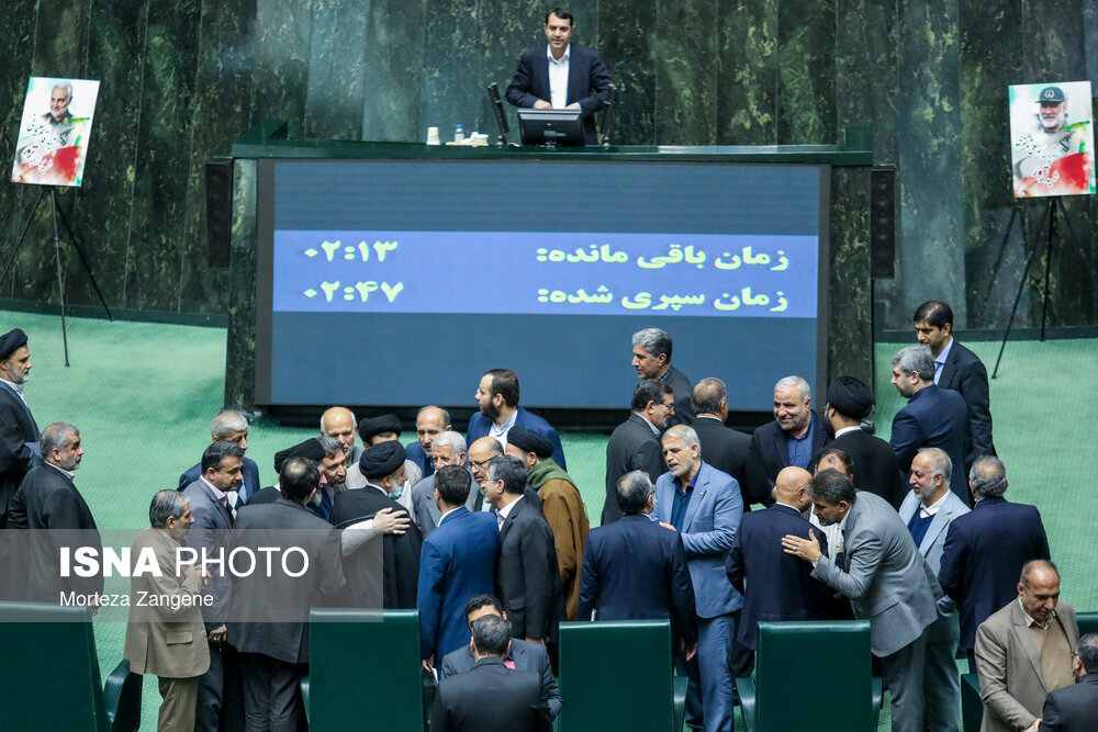 تصاویر | دستان نمایندگان مردم روی شانههای رئیس جمهور