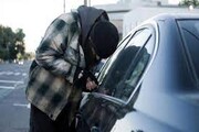 ببینید | سرقت حرفه‌ای همزمان دزدها از خودروهای پارک شده در خیابان!