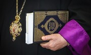 تصاویر | اسقف ارامنه تهران با قرآن وارد نشست خبری شد