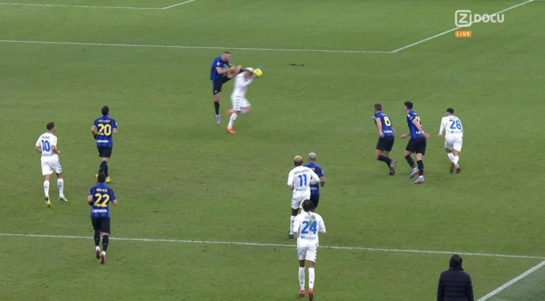 تصاویر | «یهتاپرنده» روی سر حریف و تصمیم بحثبرانگیز داور | بهت ستاره اینتر بعد از اجرای فن رزمی!