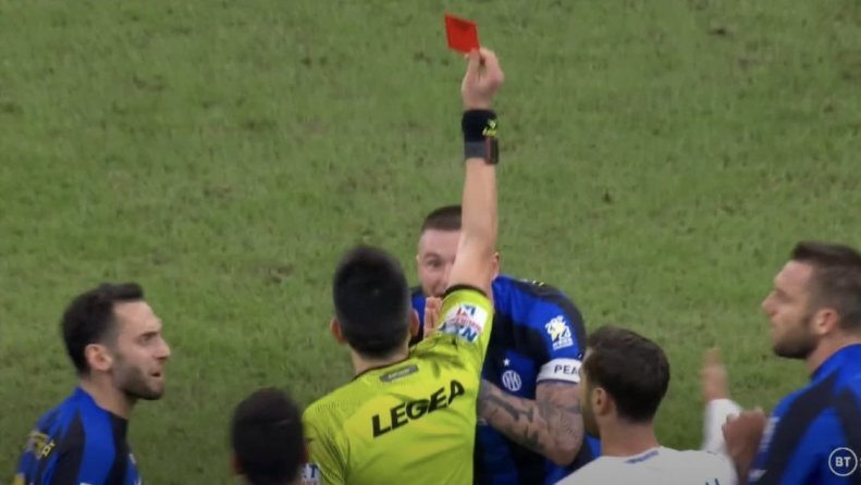 تصاویر | «یهتاپرنده» روی سر حریف و تصمیم بحثبرانگیز داور | بهت ستاره اینتر بعد از اجرای فن رزمی!