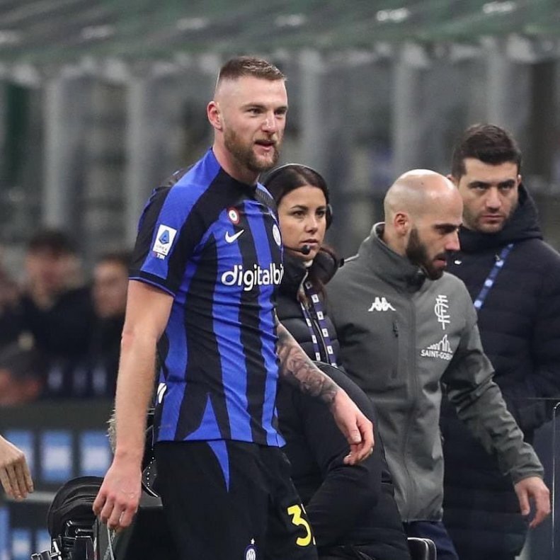 تصاویر | «یهتاپرنده» روی سر حریف و تصمیم بحثبرانگیز داور | بهت ستاره اینتر بعد از اجرای فن رزمی!