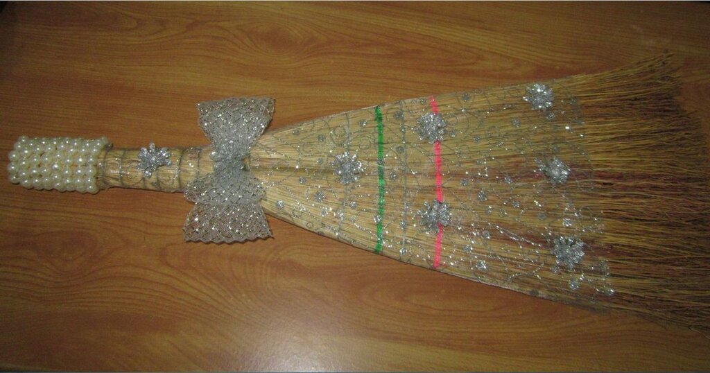 جاروبندی از مشاغل شهر ری بوده است | اصطلاح «جاروت میکنم» از کجا آمده؟ | جاروی تزئین شده در جهیزیه نوعروسان را ببینید