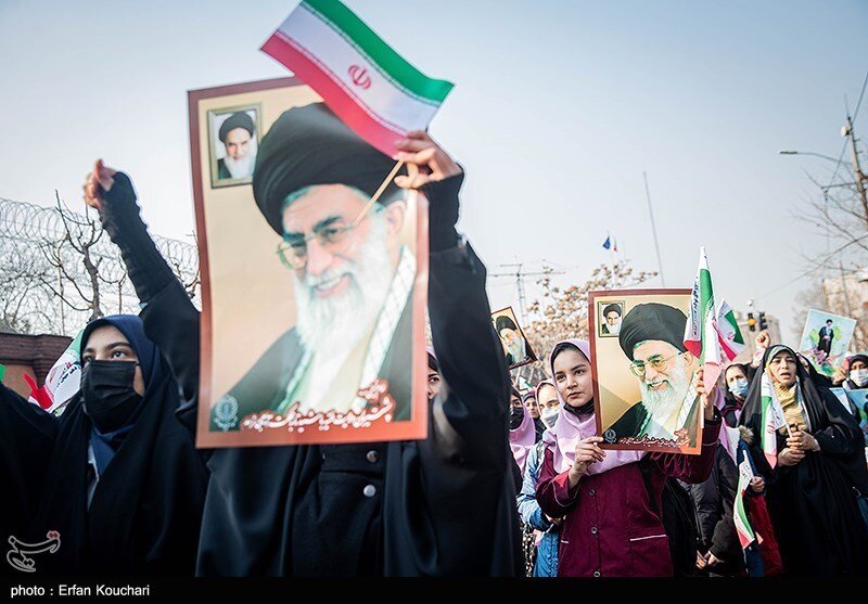 تصاویر تجمع دختران و پسران تهرانی مقابل سفارت فرانسه