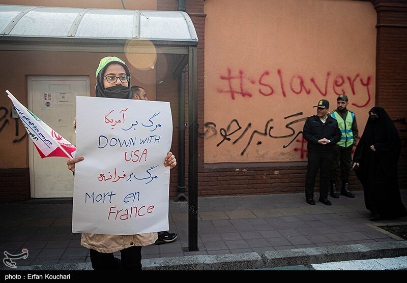 تصاویر تجمع دختران و پسران تهرانی مقابل سفارت فرانسه