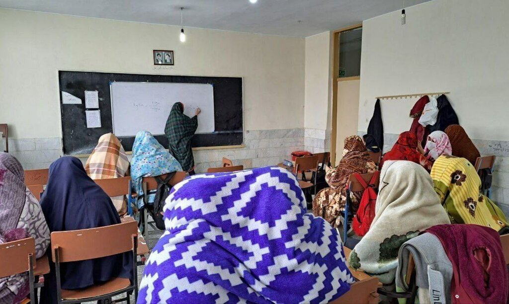 عکس جنجالی ؛ حضور دانش آموزان دختر و معلم با پتو سر کلاس درس؟ | آموزش و پرورش واکنش نشان دهد