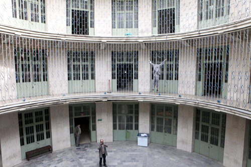 زندانی سیاسی رژیم طاغوت در زندان مخوف ساواک | اینجا هنوز بوی خون و صدای ناله میآید