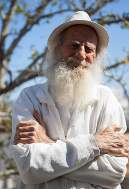 عکس | مردی که سنگ قبر نداشت تا از خاکش سبزه بروید! | ممنوعیت آوردن تاج گل به پاس احترام به محیط زیست