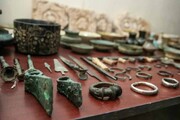 کشف اشیای تاریخی در صندوق عقب یک خودرو | قدمت بیش از ۳ هزار ساله اشیا | ۲ نفر دستگیر شدند