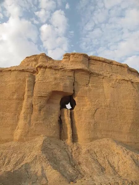 عکس | این غار خانه دیو است! | جزیره درختان انجیر در خلیج فارس را ببینید | راهنمای سفری زمستانی به گناوه