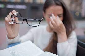 چرا چشم‌ها خشک می‌شوند؟ | خیره شدن زیاد به مانیتور کامپیوتر و صفحه موبایل؛ عامل مهمی در بروز خشکی چشم
