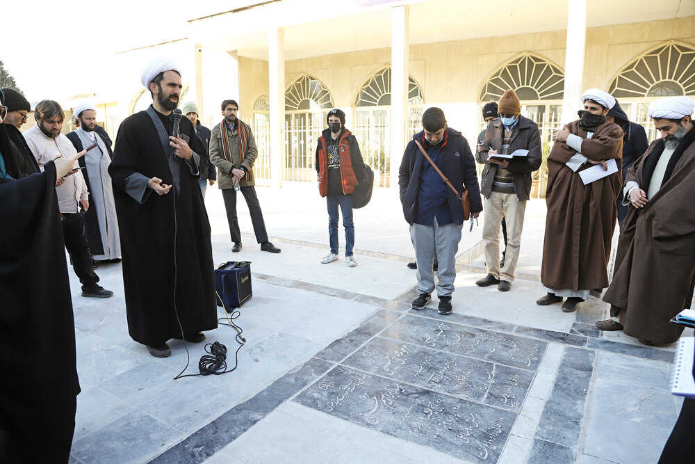 هزار قصه نهفته در یک قبرستان