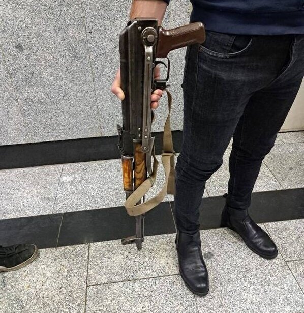 سلاحی که دست مهاجم سفارت آذربایجان بود