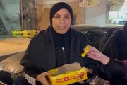 ببینید | فلسطینی ها انتقام شهدای جنین را گرفتند | لحظه پخش شیرینی توسط ۲ مادر شهید | صدای شادی و بوق خودروها را ببینید