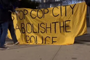 ببینید | شیشه های خودروی پلیس را خرد کردند ؛ شعارهای مردم علیه پلیس | واکنش آمریکایی ها به قتل جوان سیاهپوست