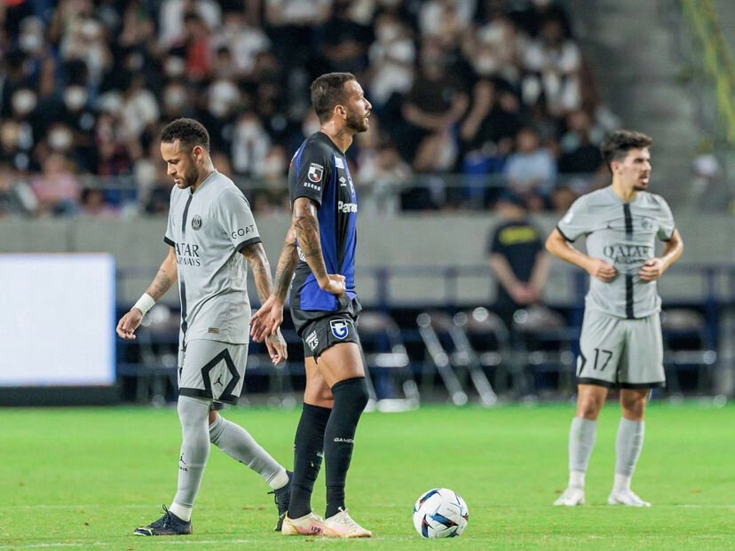 عکس | مسی و نیمار ستاره پرسپولیس را محاصره کردند!