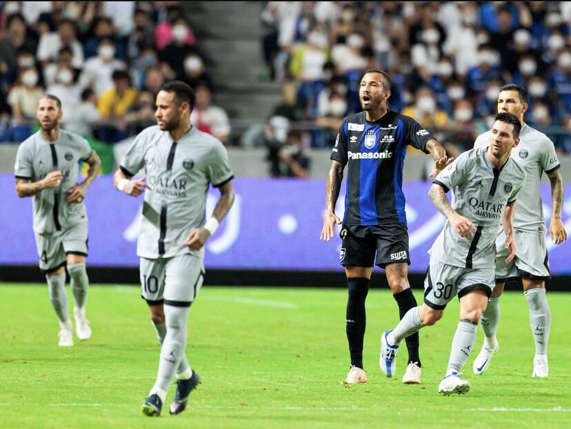 عکس | مسی و نیمار ستاره پرسپولیس را محاصره کردند!
