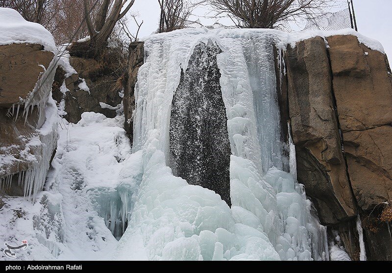 تصاویر ا آبشار گنجنامه در همدان یخ زد ؛قندیل‌های بی نظیر آبشار ۱۲ متری هگمتانه