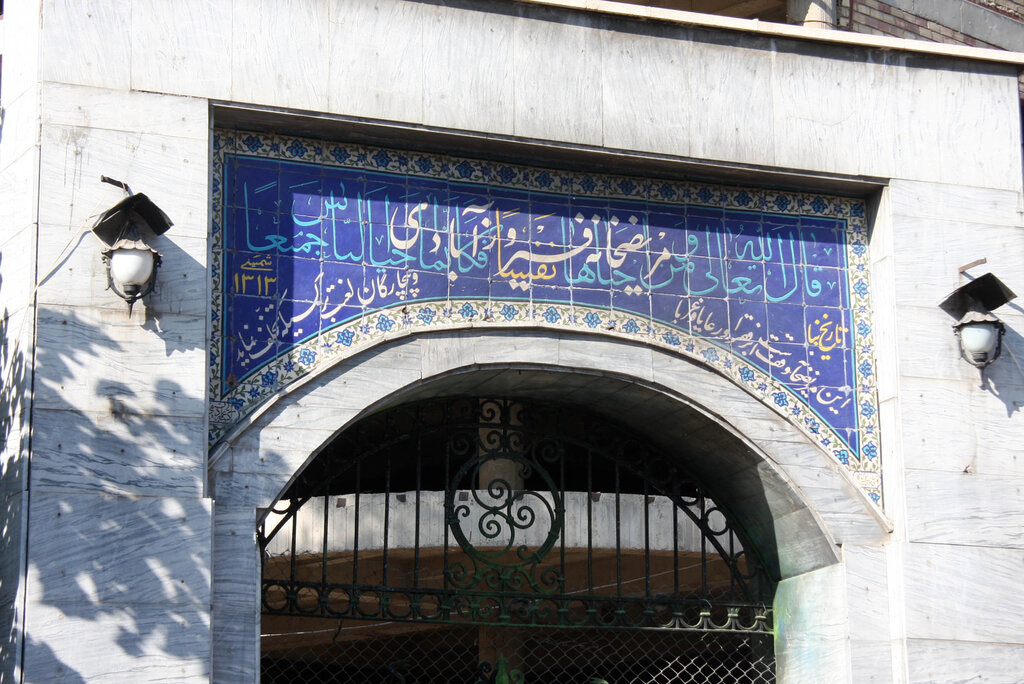 مردی از قریه فیروزآباد که با حقوق نمایندگی مجلس بیمارستان ساخت