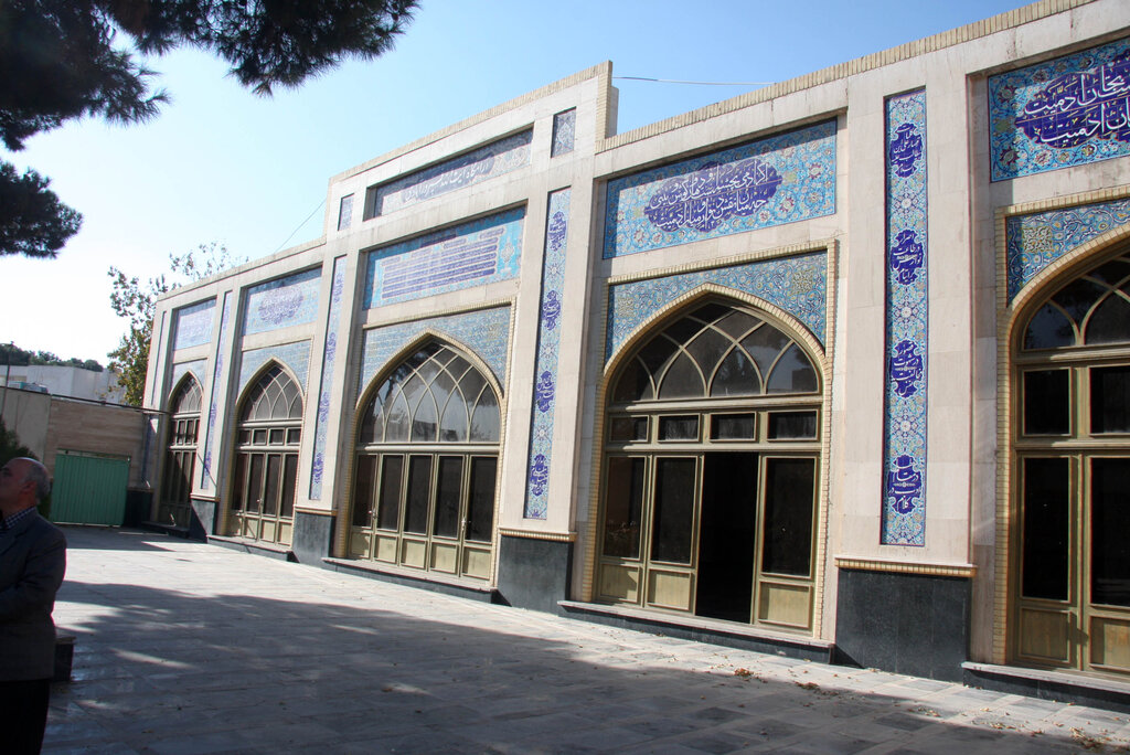 مردی از قریه فیروزآباد که با حقوق نمایندگی مجلس بیمارستان ساخت