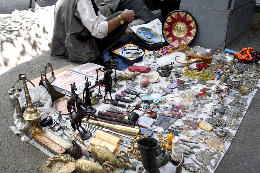 عتیقههای منوچهری چشمک میزنند | کدام اجناس قدیمی این خیابان پرفروشترند؟