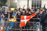ببینید | تجمع مسلمانان انگلیس در مقابل سفارت سوئد | تصویر راسموس پالودان به آتش کشیده شد