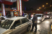 ببینید | صف طولانی بنزین در خوی | مردم زلزله‌زده به ماشین های خود پناه بردند