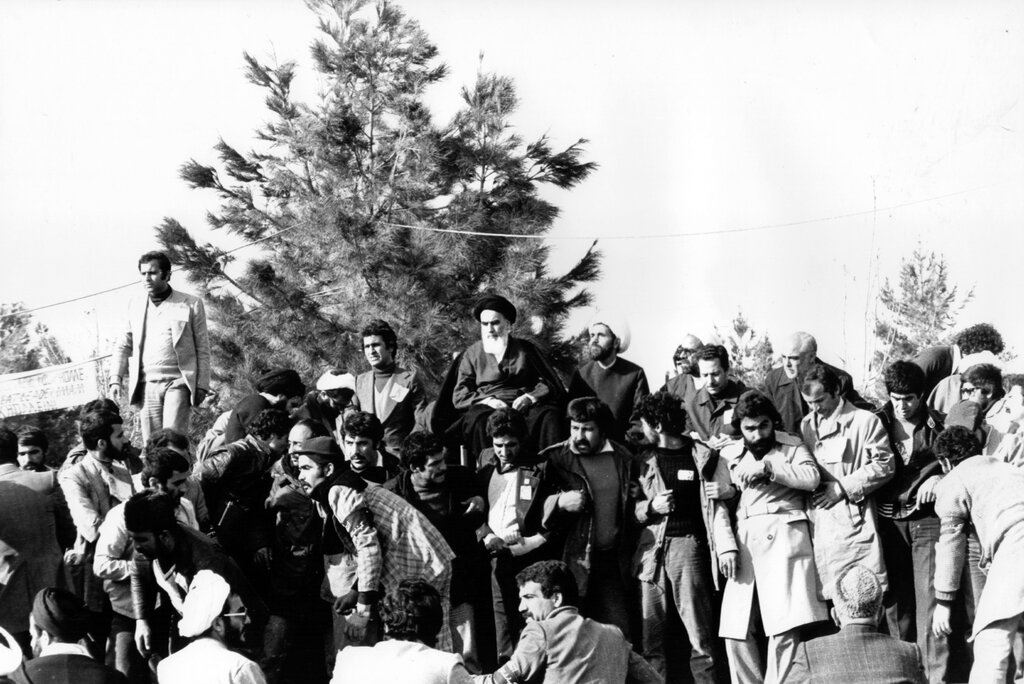 یادداشتبرداری سخنان امام(ره) با کمک مردم