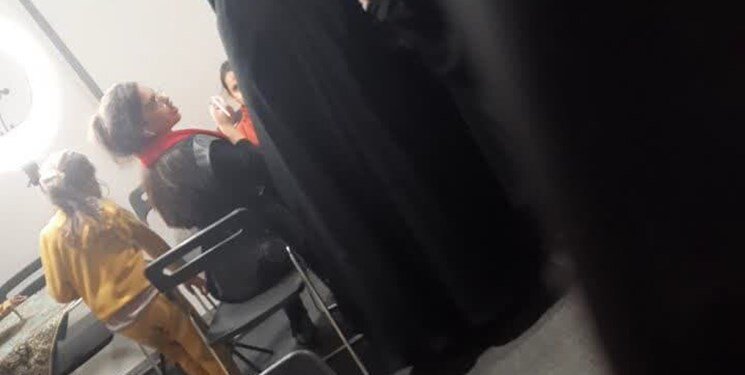 کشف حجاب دختران یزدی در یک نمایشگاه