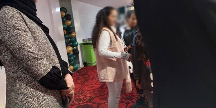 کشف حجاب دختران یزدی در یک نمایشگاه