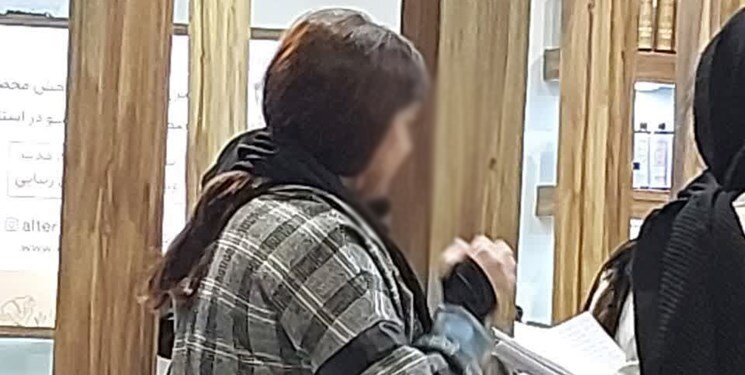 کشف حجاب دختران یزدی در یک نمایشگاه