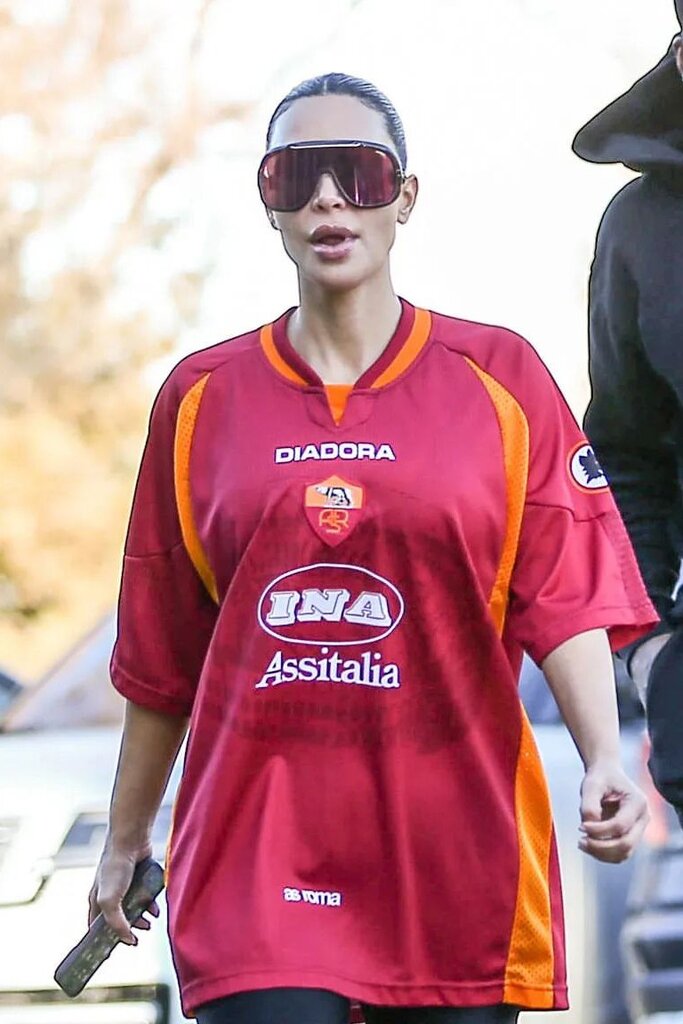 عکس | کیم کارداشیان با پیراهن تیم مطرح فوتبال | ژست ورزشی اینفلوئنسر معروف