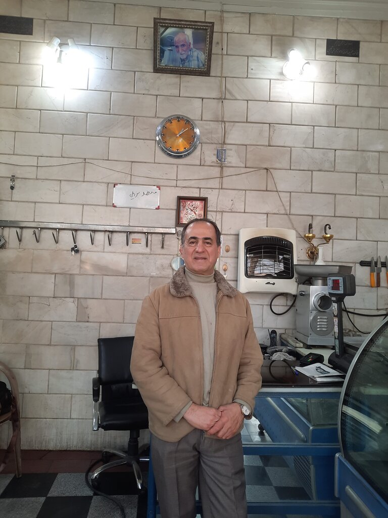 قهرمان محله | دکتری که گوشت رایگان دست نیازمند میدهد