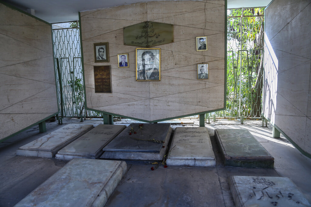 قهرمانملی اوراق قرضه اینجا خفته | «شمشیری» به شاه پیغام داد اگر با من کار داریخودت بیا اینجا! | مصدق برای مرگ این مرد چه نوشت؟//