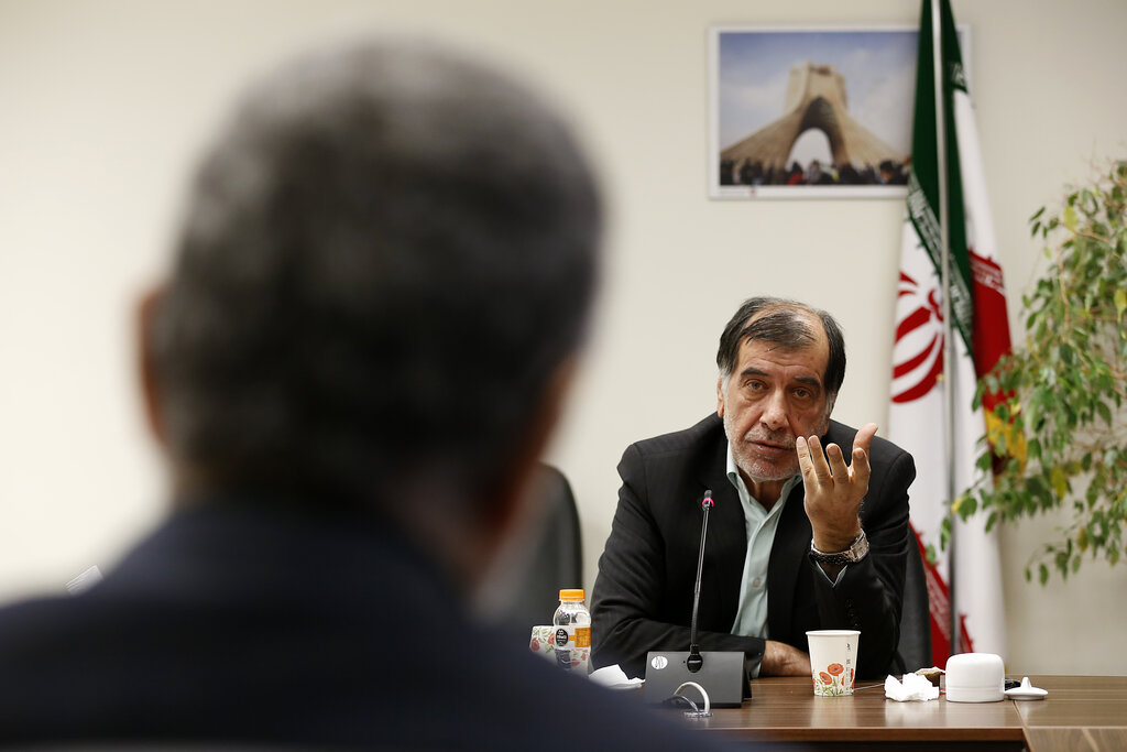 لیلاز: هیچکس را از خودم حزب اللهی تر نمیدانم | انتقاد تند باهنر؛ برای منافع ملی در مجلس ۱۰ نفر آدم نداریم | روایت باهنر از نامه به رهبر انقلاب