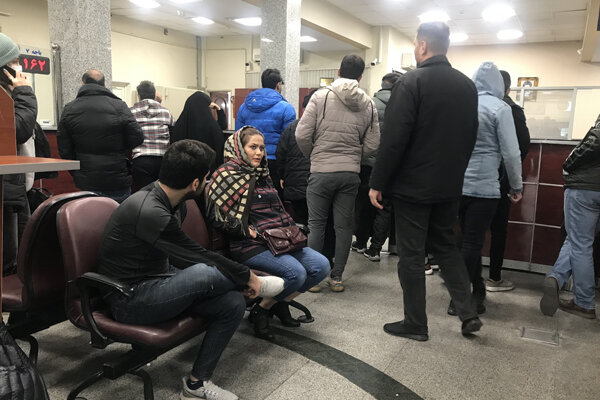 از ۵ صبح در صف دلار ؛ دلالهای ارزی دست از کار کشیدند؟ | در شعبات ارزی بانک ها چه خبر است؟ | ارز دولتی گوی رقابت را از بازار آزاد ربود