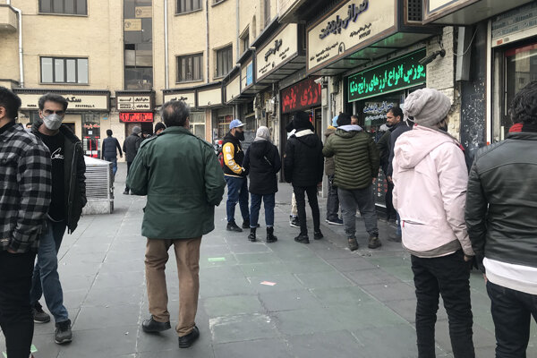 از ۵ صبح در صف دلار ؛ دلالهای ارزی دست از کار کشیدند؟ | در شعبات ارزی بانک ها چه خبر است؟ | ارز دولتی گوی رقابت را از بازار آزاد ربود