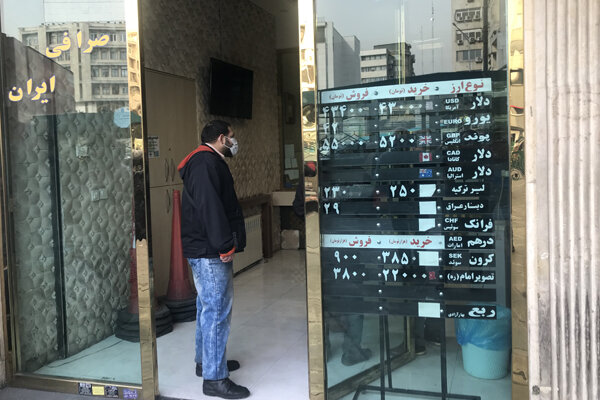 از ۵ صبح در صف دلار ؛ دلالهای ارزی دست از کار کشیدند؟ | در شعبات ارزی بانک ها چه خبر است؟ | ارز دولتی گوی رقابت را از بازار آزاد ربود