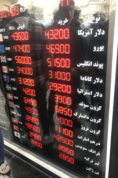 از ۵ صبح در صف دلار ؛ دلالهای ارزی دست از کار کشیدند؟ | در شعبات ارزی بانک ها چه خبر است؟ | ارز دولتی گوی رقابت را از بازار آزاد ربود