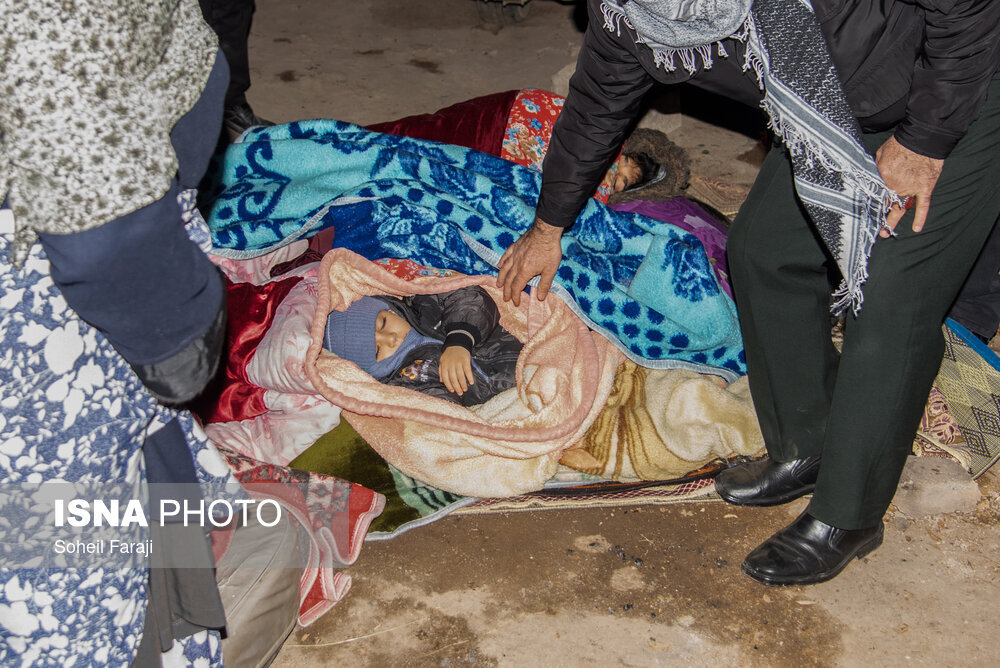تصاویر | وضعیت بد کودکان در زلزله خوی | کودکی که در سرمای شدید وسط خیابان خوابیده است