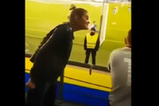 ببینید | عصبانیت عجیب دختر روس در استادیوم | پسر جوان را به داخل زمین پرتاب کرد!