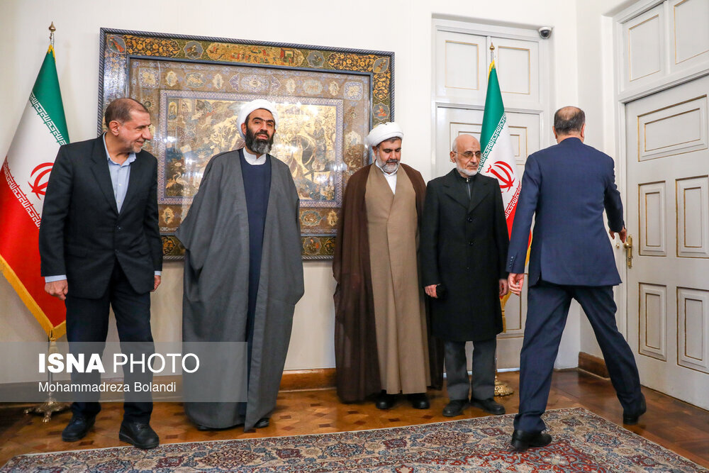 تصاویر معنادار وزیر امورخارجه با ۴ نماینده تحریم شده در اتاق کارش ا تحریمها نمایشی و بی اثر است چون ...