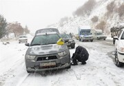 ببینید | وضعیت عجیب مسافران در جاده هراز در بارش سنگین برف