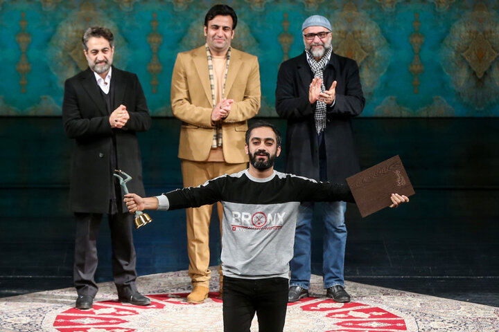 همه آنچه در اختتامیه تئاتر فجر گذشت | بهترین جایزه از ایران خارج شد